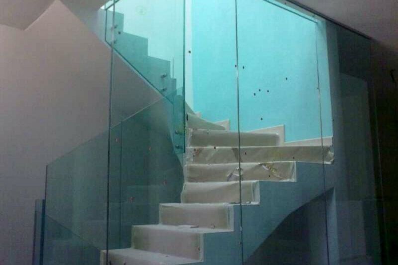 Ringhiera In Vetro Per Scale Interne Ed Esterne – Kit Completo Con Montanti In Acciaio Inox 304 | Facile Installazione Fai Da Te | Per Scale, Balconi, Piscine